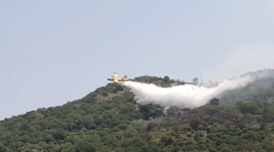 Incendio nelle montagne sopra Torremezzo: canadair in azione VIDEO