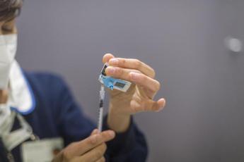 Vaccini Italia, Costa: “Terza dose da fine dicembre”