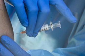 Covid, 300 sanitari ricorrono a Tar Brescia contro obbligo vaccinale