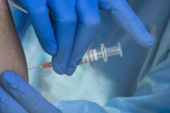 Variante Delta, Ema: “Due dosi di vaccino proteggono”