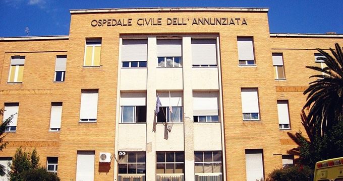 Incidente a Corigliano, trentenne precipita dal tetto: trasferito all’Annunziata