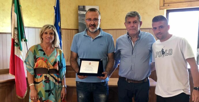 Domenico Berardi premiato dal sindaco di Bocchigliero