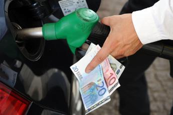 Prezzo benzina alle stelle, aumenti record: la denuncia del Codacons