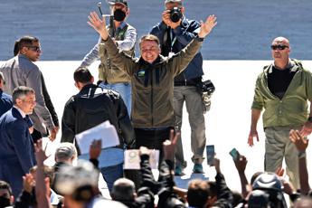 Brasile, nuovo motoraduno per Bolsonaro: lui tra la folla senza mascherina