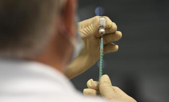 Vaccino covid senza prenotazione per i giovani, il piano di Figliuolo
