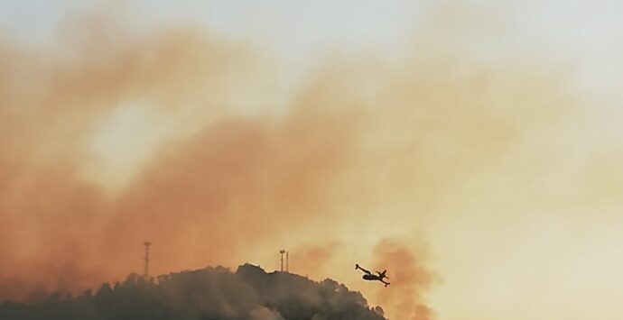 Fagnano Castello, montagna in fiamme: in azione due canadair e pompieri emiliani
