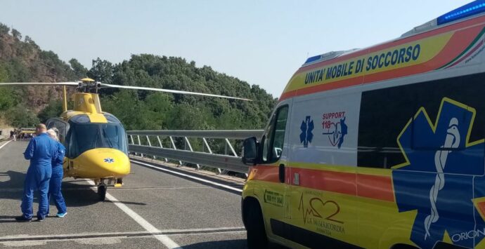 Guardia Piemontese, incidente tra due auto sul viadotto: tre feriti