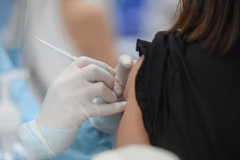 Vaccino, Sileri: “Terza dose andrà fatta, avvio a ottobre per fragili”