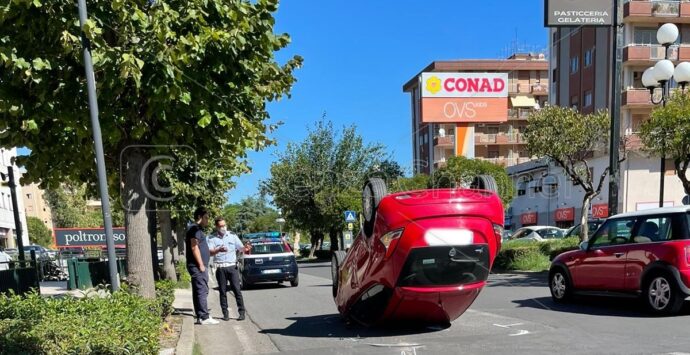 Rende, ancora un incidente: auto si ribalta in via Verdi