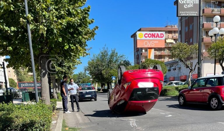 Rende, ancora un incidente: auto si ribalta in via Verdi