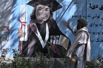 Afghanistan, talebani: “Donne nel governo? Devono solo partorire”