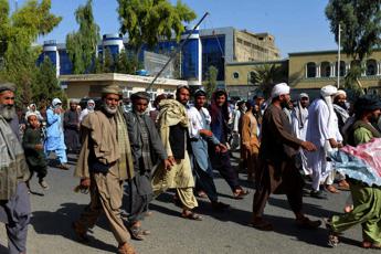 Afghanistan, talebani sgomberano case: migliaia in piazza a Kandahar