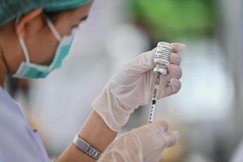 Terza dose vaccino, Aifa dà il via libera