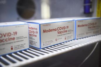 Vaccino Moderna, Ema: “Al via revisione su terza dose a over 12”
