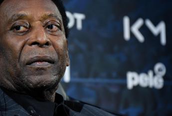 Calcio, Pelé resta in terapia intensiva: le condizioni