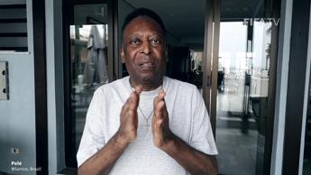 Pelé, condizioni migliorano: “Fuori da terapia intensiva”