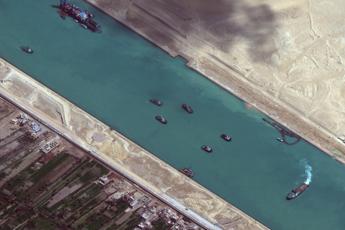 Canale Suez bloccato, un’altra nave arenata