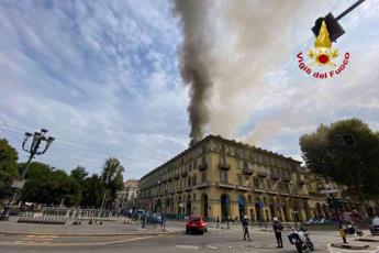 Torino, incendio in centro: colonna di fumo sulla città
