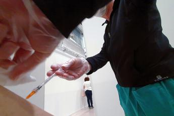 Vaccino covid a 12-15enni, Bassetti: “Benefici superano rischi”