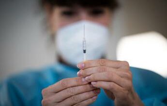 Terza dose vaccino, Aifa dà l’ok: si parte da più fragili