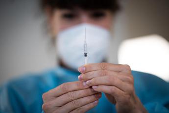Terza dose vaccino, Aifa dà l’ok: si parte da più fragili