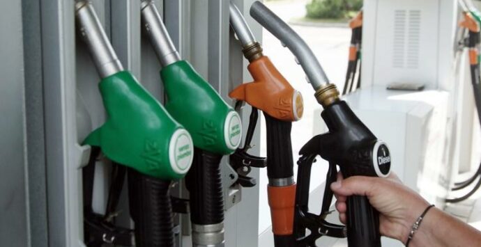 Benzina e diesel, prezzi ancora in salita