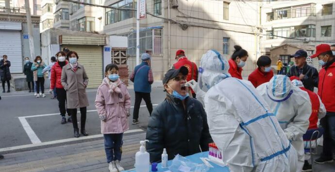 Covid oggi Cina, allarme contagi: a Lanzhou scatta lockdown
