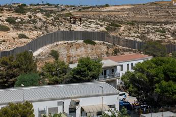 Migranti, si svuota hotspot Lampedusa: restano in 180