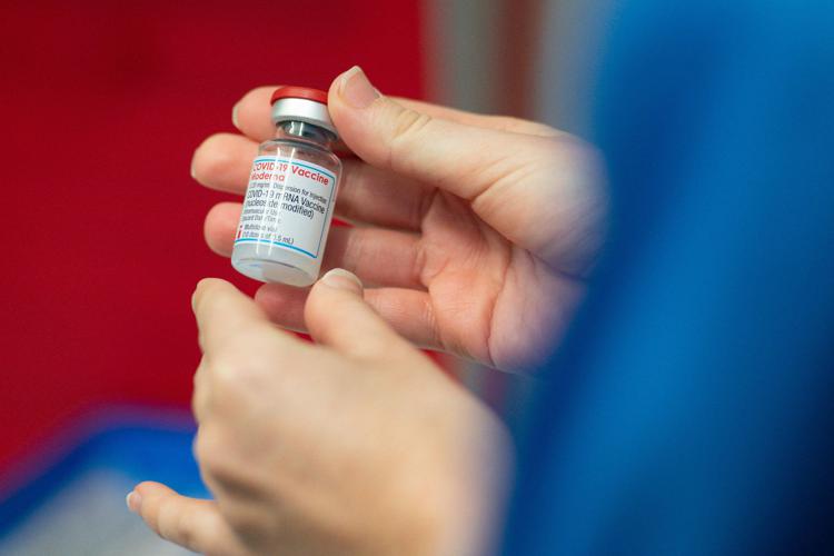 Vaccino Moderna, effetti collaterali seconda dose e efficacia: le news