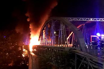 Notte di fuoco a Roma, incendio sul ‘Ponte di ferro’