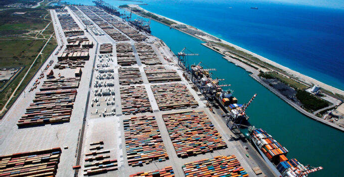 Pur di non far funzionare i porti del Sud, l’Italia preferisce favorire l’Olanda