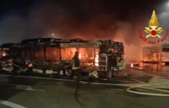 Roma, incendio in deposito Atac Tor Sapienza: 20 bus distrutti