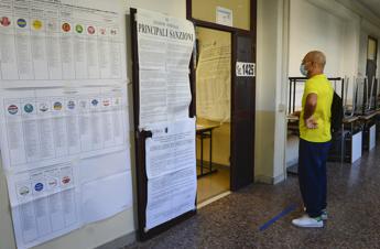 Elezioni Roma, scambio schede in diversi municipi e votazioni sospese