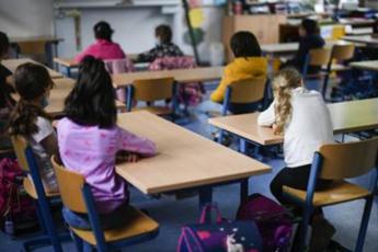 Covid, “bambini si infettano meno a scuola che a casa”: studio italiano