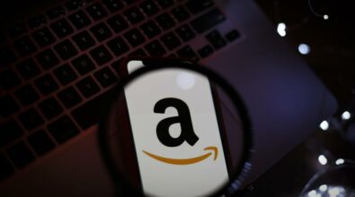 L’Antitrust multa per oltre 200 milioni di euro Amazon e Apple