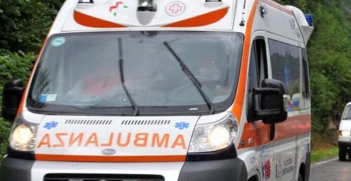 Occhiuto annuncia: «Consegnate 3 nuove ambulanze. Entro il 31 ottobre altre 50»