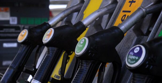 Benzina e diesel, prezzi alle stelle. A rischio i consumi per Natale