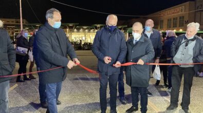 Cosenza, il sindaco inaugura i Mercatini di Natale. Caruso: «Primo passo verso la normalità» – FOTO