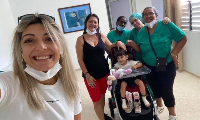 La piccola Silvia, affetta da una rara malattia, è arrivata a Cuba. La mamma: «I medici sono ottimisti»