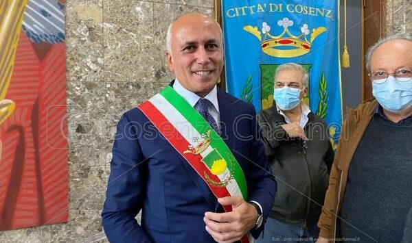 Franz Caruso proclamato sindaco di Cosenza: «Impossibile approvare bilancio nei termini di legge»