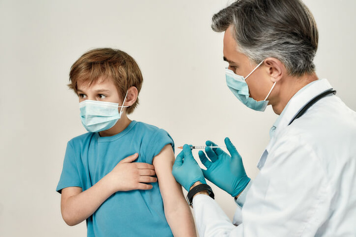 Covid, il pediatra di Cosenza: «Vacciniamo anche i bambini, non sono immuni»