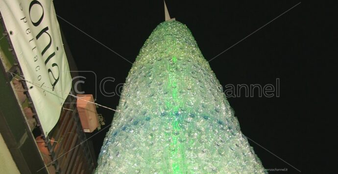 A Castiglione Cosentino realizzato un albero di Natale con 4mila bottiglie di plastica