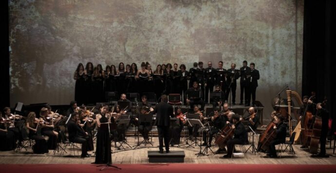 Teatro Rendano, il concerto di Natale e il Gran Galà di fine anno chiudono la stagione “Torniamo all’Opera”