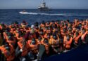 Migranti, barca si rovescia vicino Lampedusa: salvate 40 persone