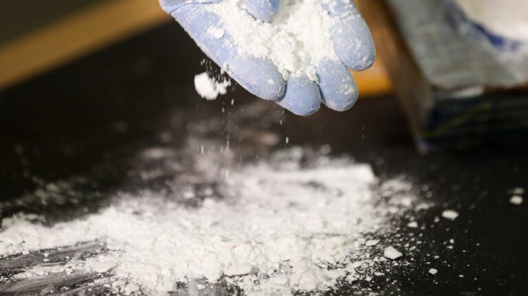 Narcotraffico in Campania, cocaina nascosta anche in Calabria: 28 misure cautelari