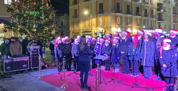 Cosenza, il Piccolo coro di voci bianche ruba la scena in Piazza dei Bruzi