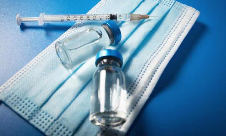 Covid, la storia di una 32enne: la prima dose di vaccino, una reazione avversa e la vita sospesa