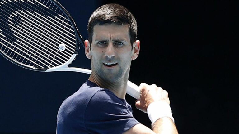 Australia, Novak Djokovic in stato di fermo: il caso continua