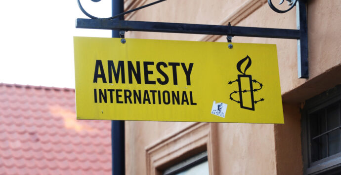 Covid, Amnesty a sorpresa: «Green pass abbia fine, non sia discriminatorio»