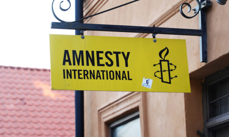 Covid, Amnesty a sorpresa: «Green pass abbia fine, non sia discriminatorio»